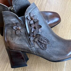 NWOT L’ Artiste Loralie Leather Ankle Boots with Dimensional flowers - Sz 8.5/39